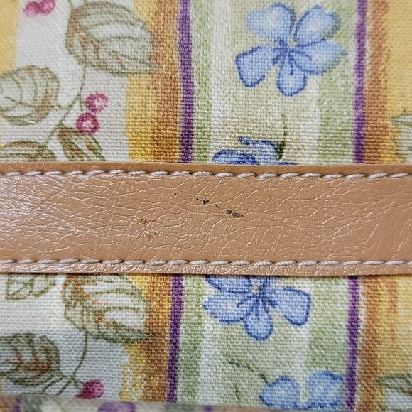 Longaberger purse with magnetic closure. - Picture 3 of 5